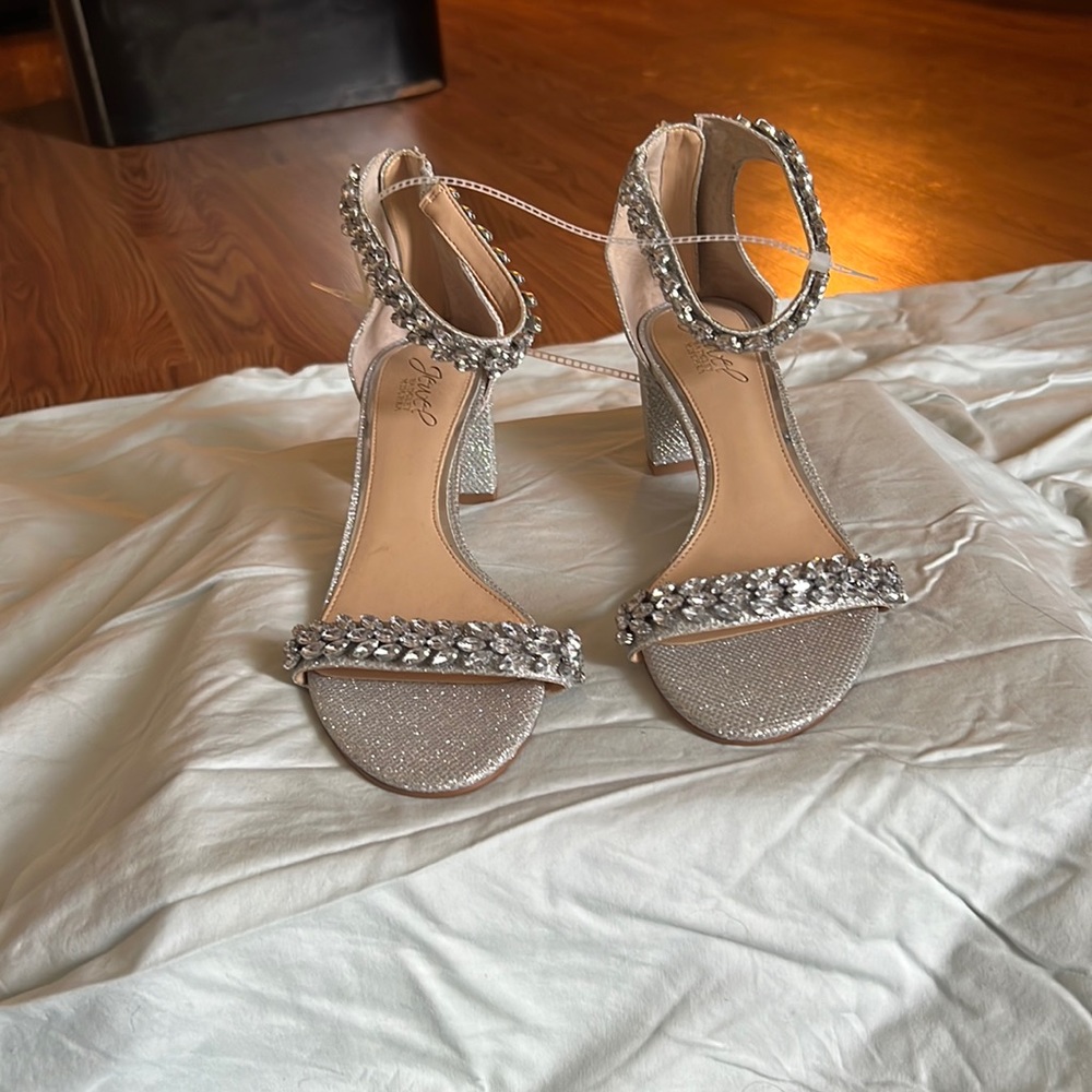 Jewel by Badgley Mischka size 9 sandals
